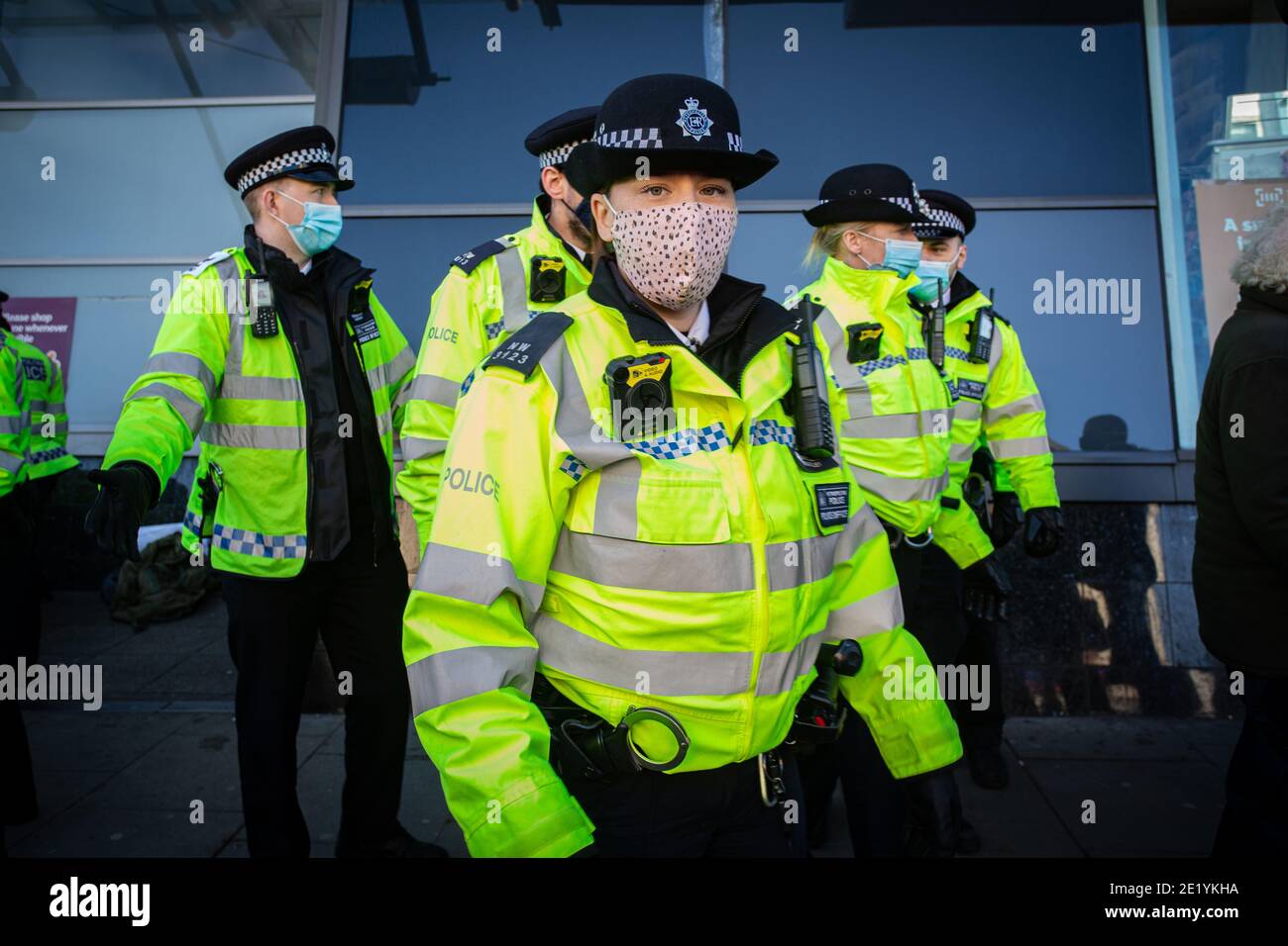 La policía mantiene una presencia en Clapham High Street durante la manifestación contra el bloqueo el 9 de enero de 2021 en Londres, Inglaterra. Foto de stock