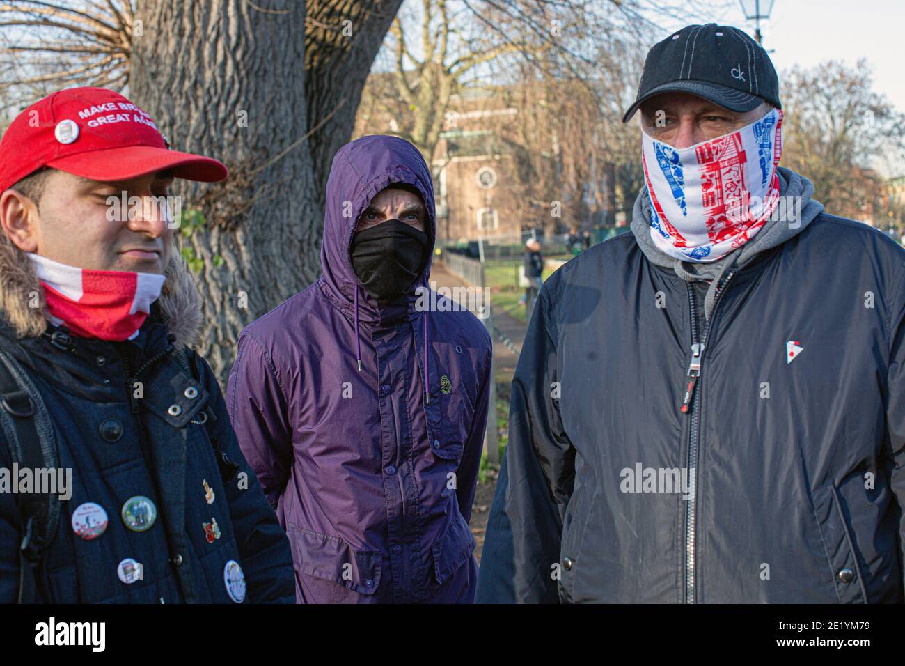 Protestores de pie en Clapham Common durante la manifestación contra el bloqueo el 9 de enero de 2021 en Londres, Inglaterra. Foto de stock