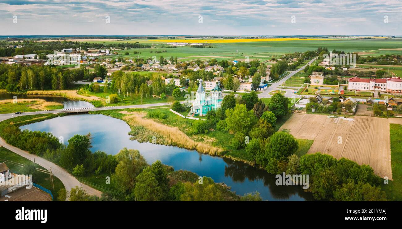 Krupets, Distrito de Dobrush, Región de Gomel, Bielorrusia. Vista aérea de la antigua iglesia ortodoxa de madera de la Santísima Trinidad en el soleado día de verano Foto de stock