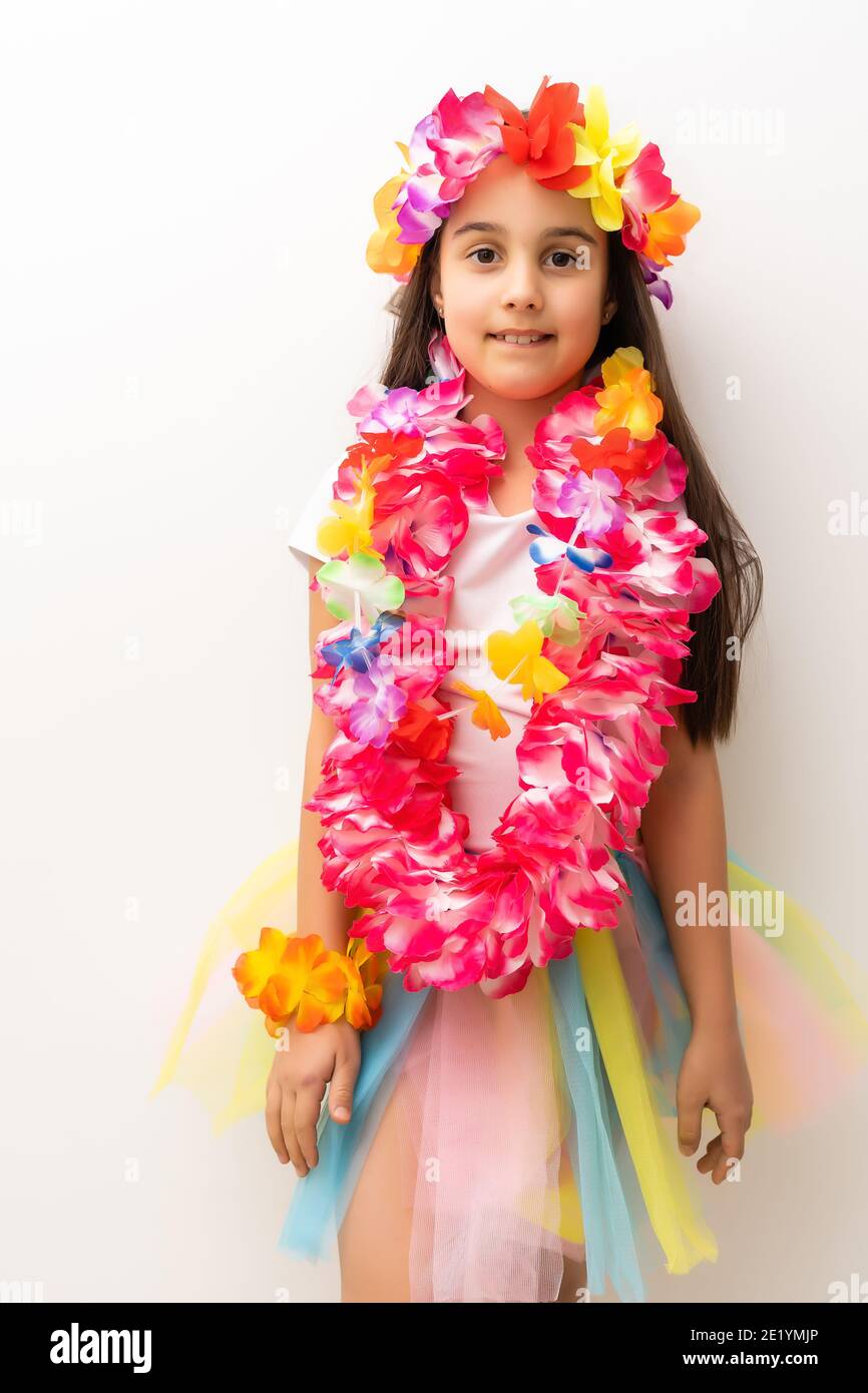 niña en traje hawaiano aislado fondo blanco Fotografía de stock - Alamy