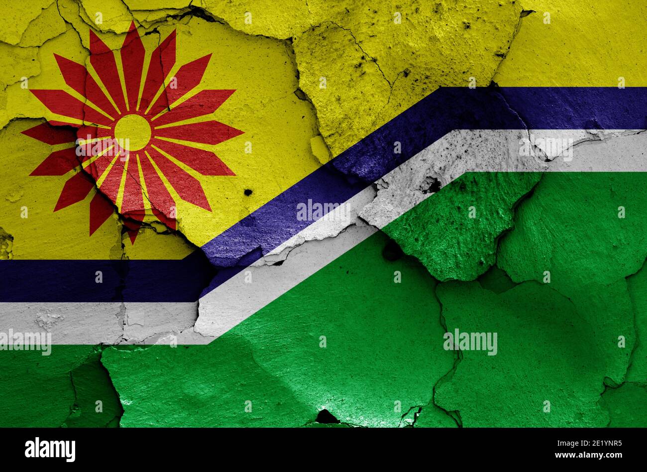 Bandera de Mpumalanga pintada en pared agrietada Foto de stock