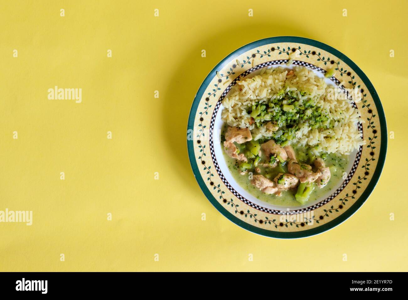 Plato de comida saludable casera con pollo, arroz y brócoli Foto de stock