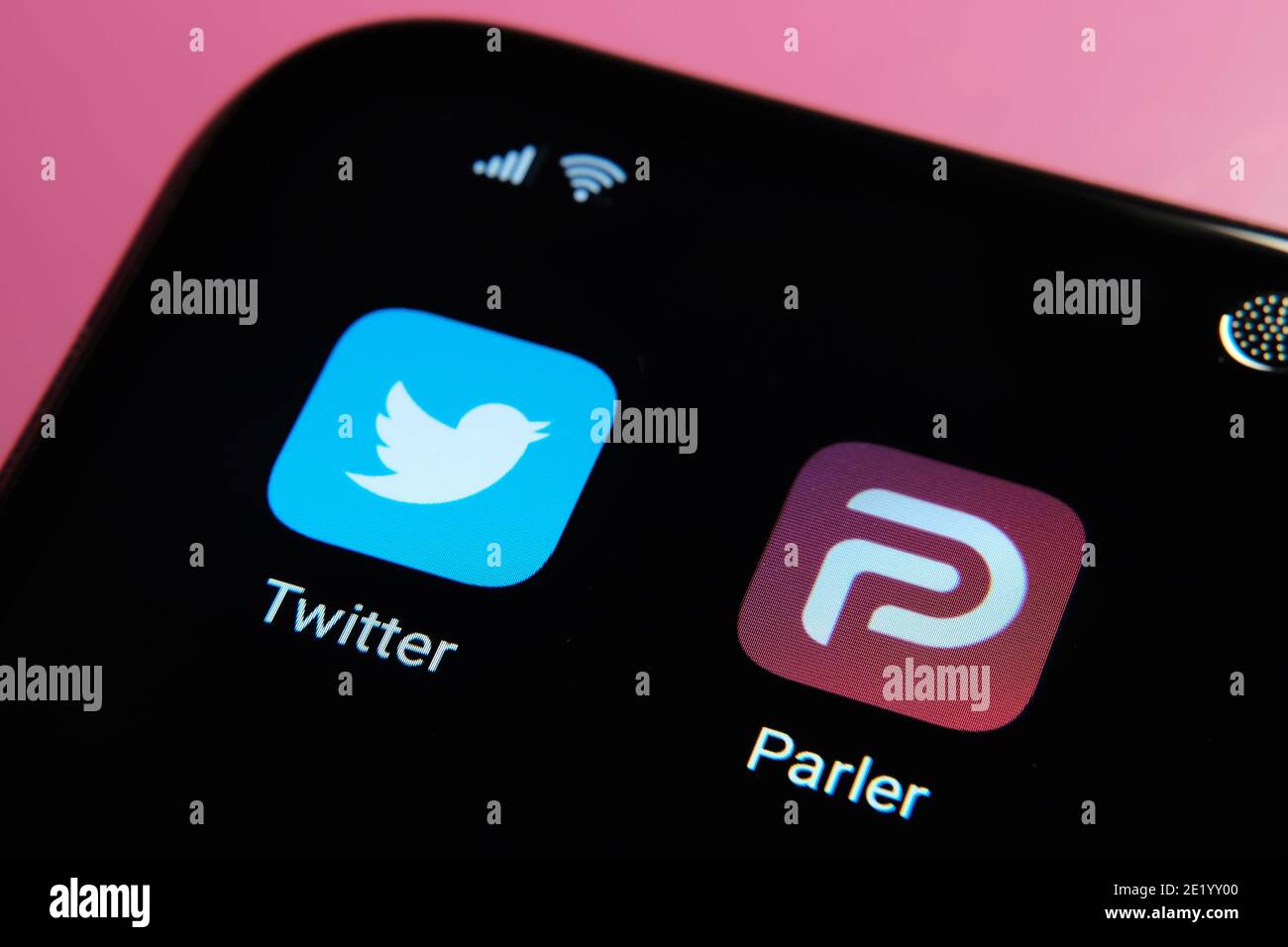 La aplicación Parler se ve en la pantalla del smartphone. Parler es una nueva red social prohibida en Google Play y App Store. Stafford, Reino Unido Noviembre de 10 2020 Foto de stock