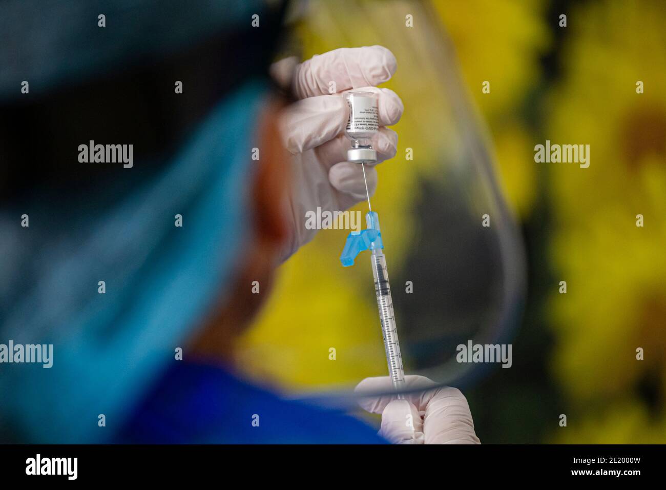 Murcia, España. 27 de diciembre de 2020. Vacuna Pfizer contra el coronavirus durante el proceso de la primera dosis de vacunación en hogares de ancianos.ABEL F. ROS /Alamy Foto de stock
