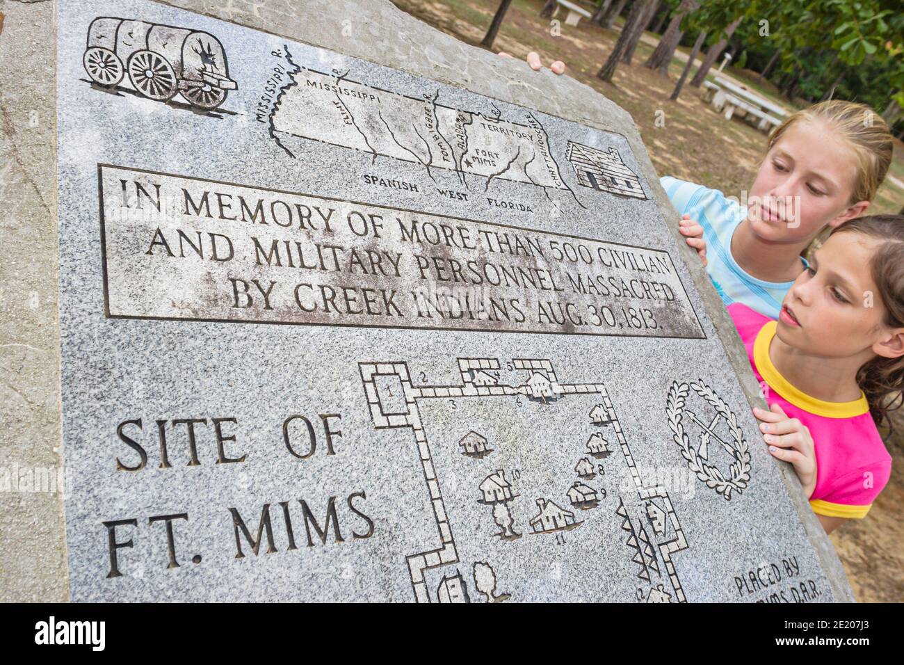 Alabama Tensaw Fort Mims Masacre Creek Indios Memorial de la guerra, las niñas buscan mapa, Foto de stock