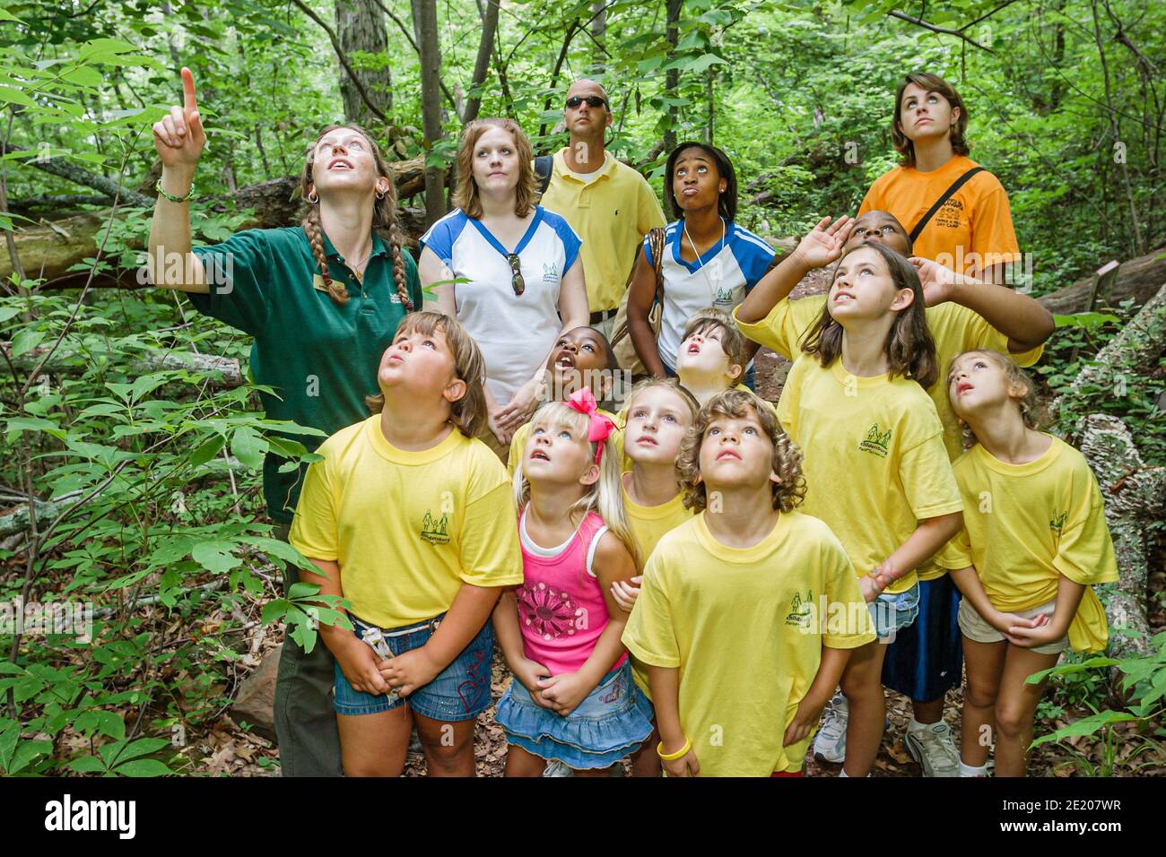 Birmingham Alabama, Centro de Naturaleza de la Montaña Ruffner, estudiantes de campamento de verano Niños negros niñas niños mujer naturalista, maestra consejera Foto de stock
