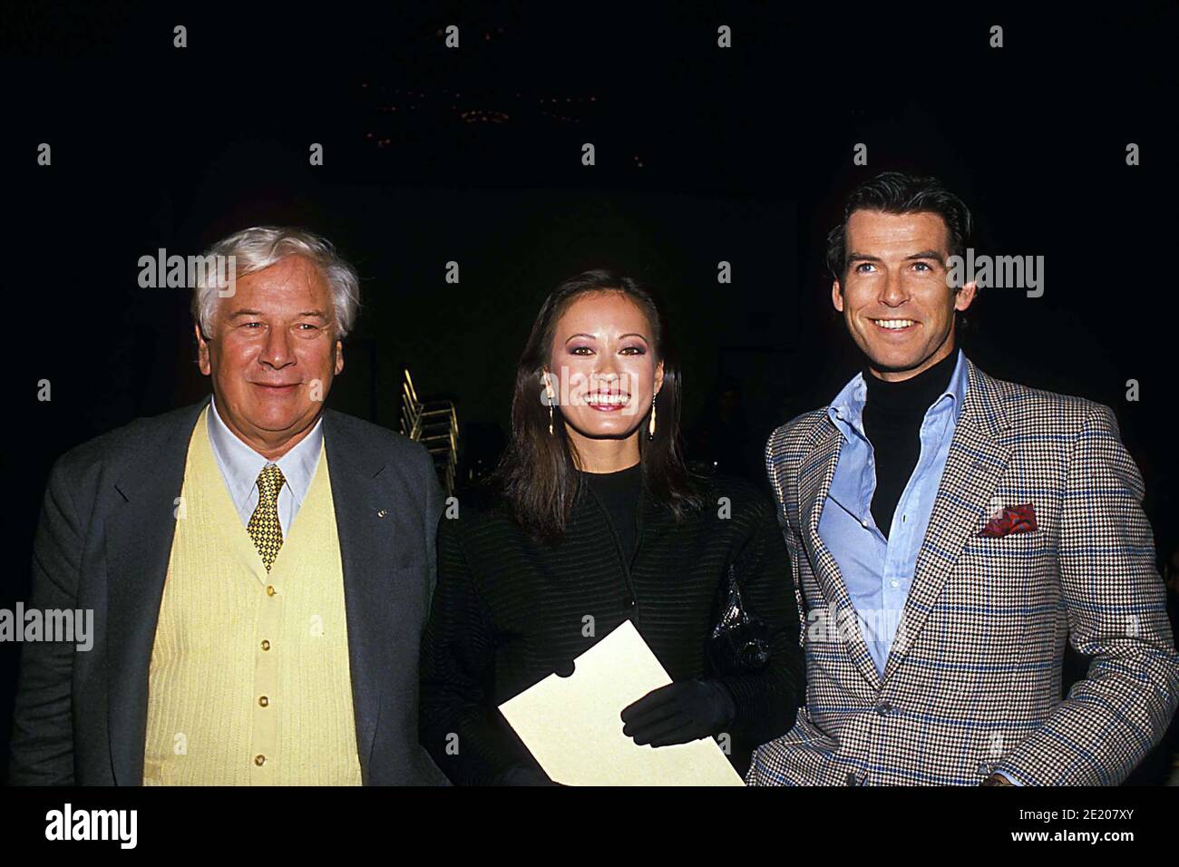 Peter Ustinov Pierce Borsnan y Julia Nickson 1989 crédito: Ralph Dominguez/MediaPunch Foto de stock