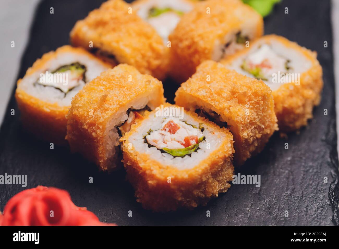 Rollitos de sushi tempura, estilo de comida japonesa, cocina japonesa  tradicional, gambas runchy Tempura Roll Fotografía de stock - Alamy