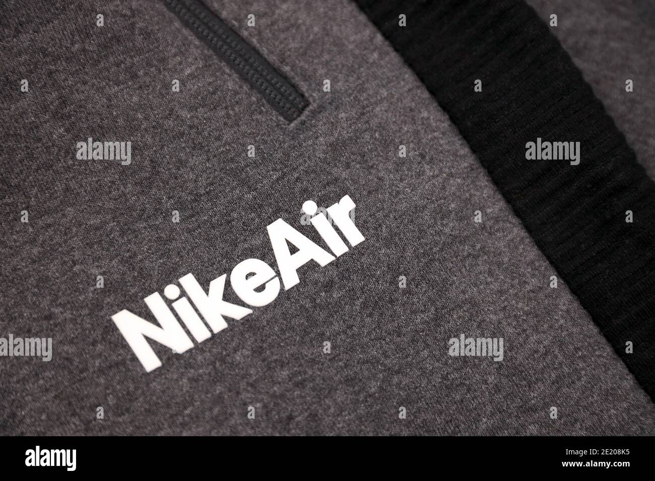 KHARKOV, UCRANIA - 20 DE DICIEMBRE de 2020: Logotipo de Nike Air en el  fragmento gris de ropa deportiva. Nike es una multinacional estadounidense  dedicada a la fabricación de una Fotografía de stock - Alamy