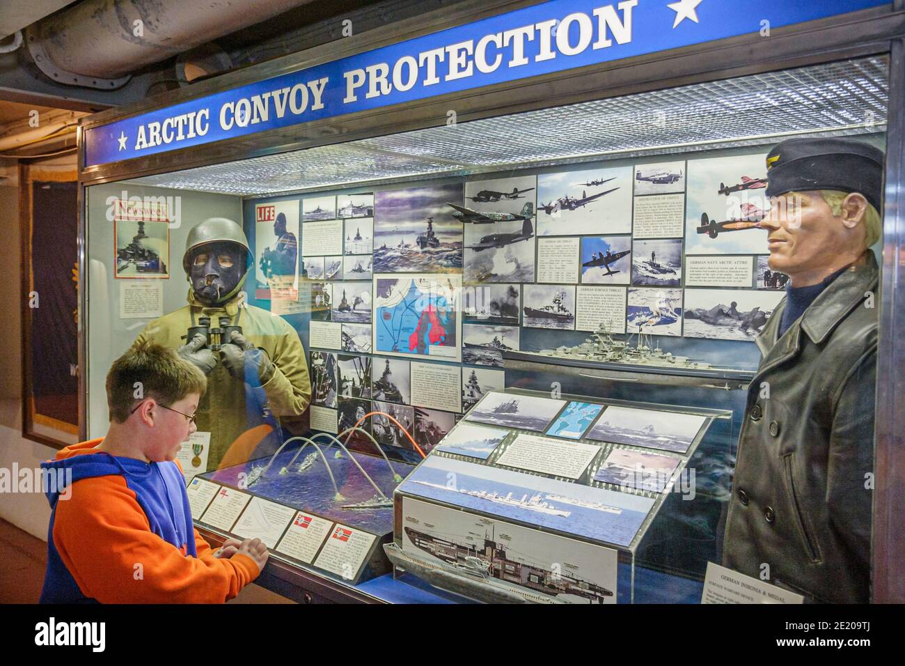 Alabama Mobile USS Alabama Battleship Memorial Park, exhibiciones militares arctic convoy protección niño lectura, Foto de stock