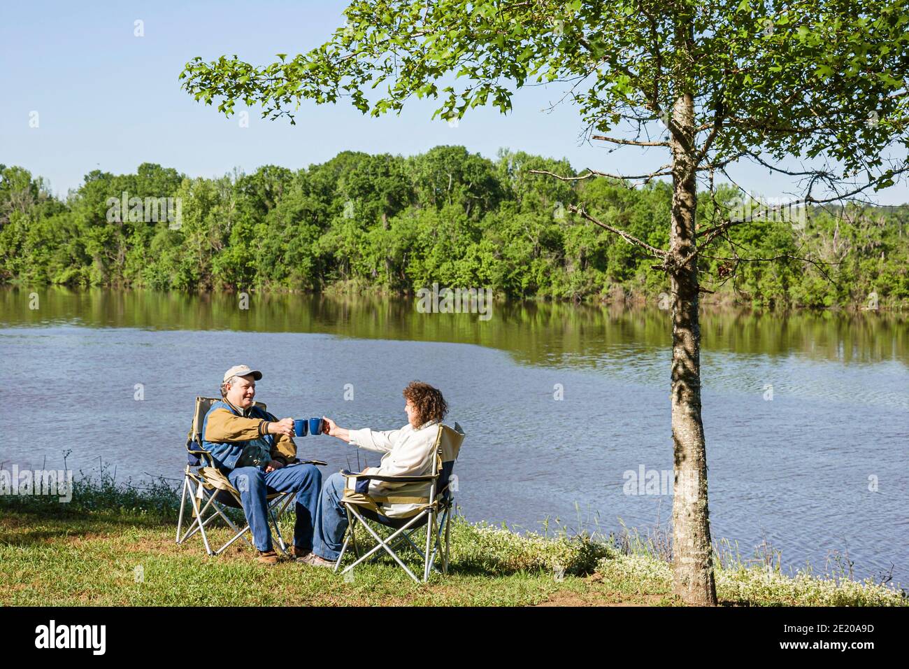 Alabama Monroeville Isaac Creek Campground, Claiborne Lake Alabama River Lakes paisaje acuático, hombre mujer pareja mujer relajante tostar, Foto de stock