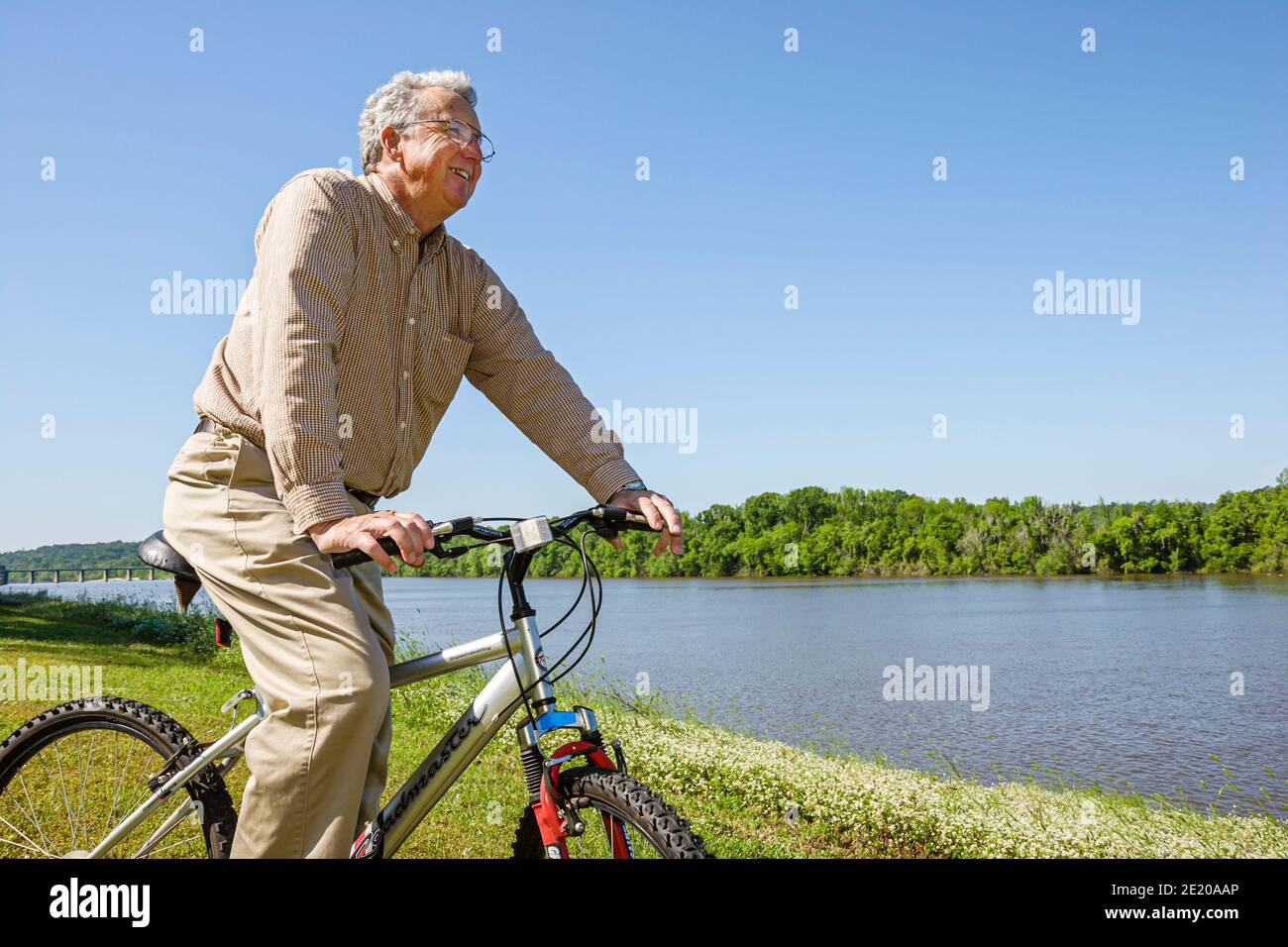 Alabama Monroeville Isaac Creek Campground, Lago Claiborne Alabama River Lakes agua, hombre mayor bicicleta, Foto de stock