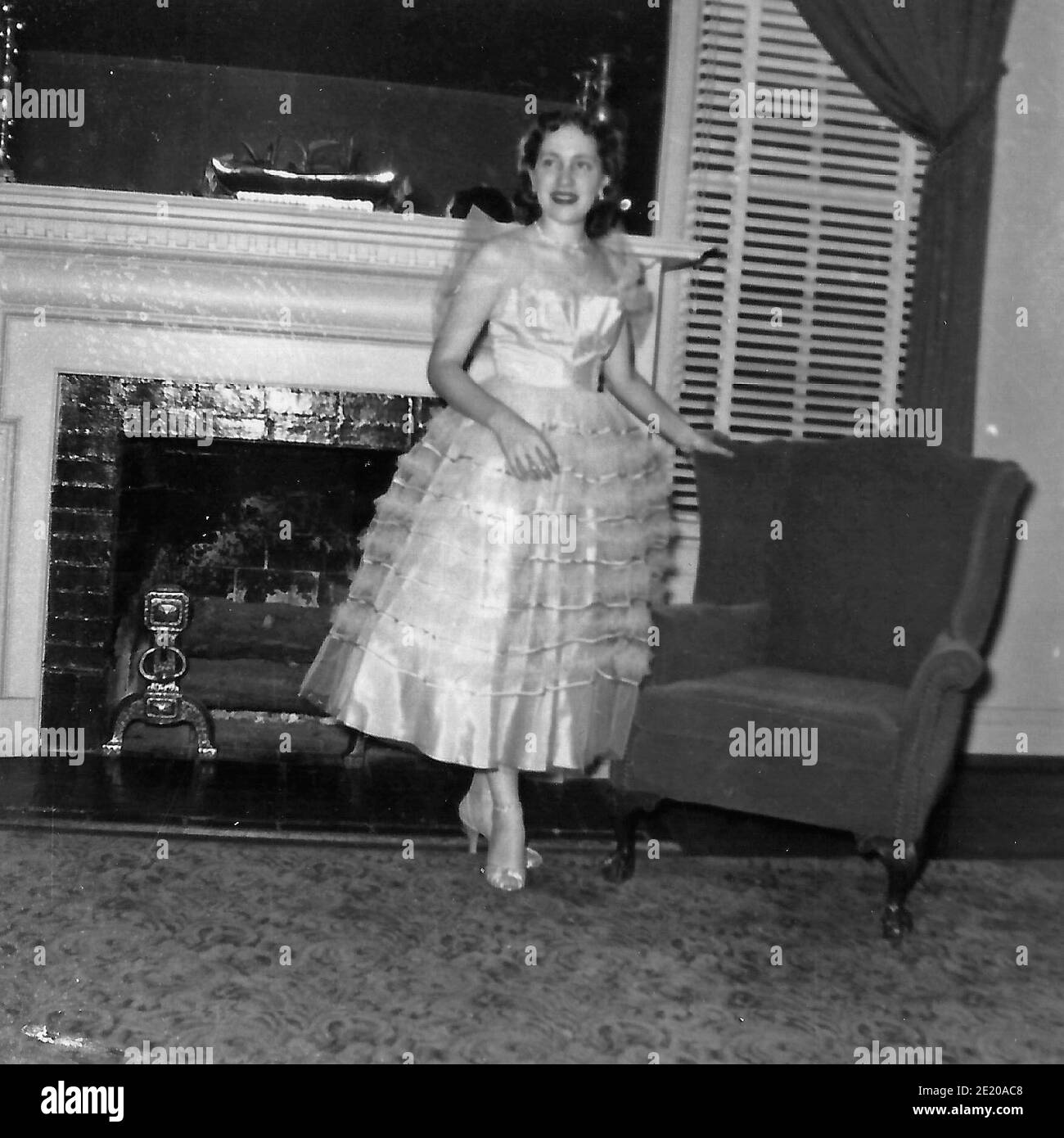 Una joven dama del sur en un vestido de lujo - 1955 Foto de stock