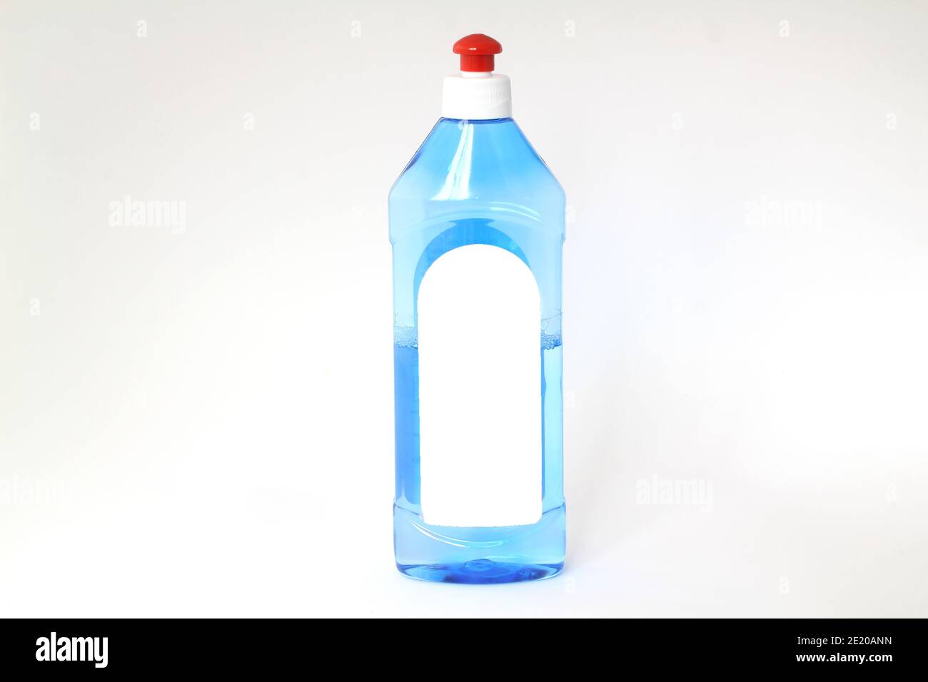 botella de plástico transparente con jabón líquido en azul para la limpieza  con tapón rojo Fotografía de stock - Alamy