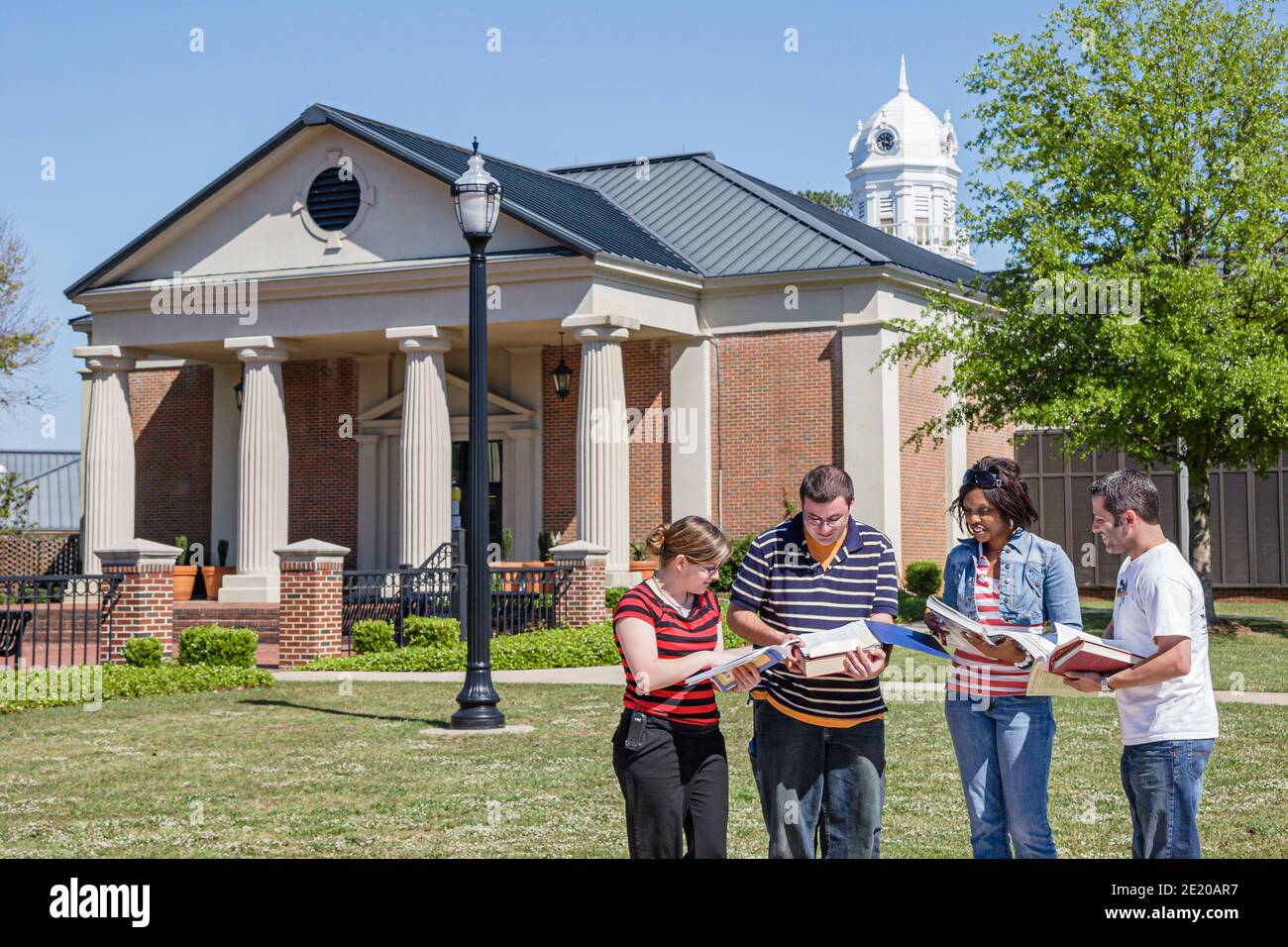 Alabama Monroeville Alabama Southern Community College campus,Centro de Recursos de Aprendizaje centro estudiantes biblioteca Negro masculino mujer, Foto de stock