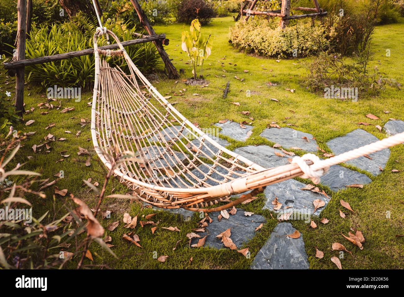 Hamaca de mimbre de bambú colgando en el árbol para relajarse en el Jardín  público Fotografía de stock - Alamy