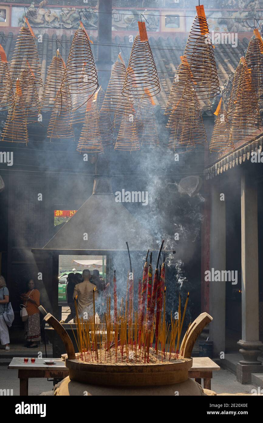 El incienso se quema en grandes ollas en un templo budista en Vietnam Foto de stock