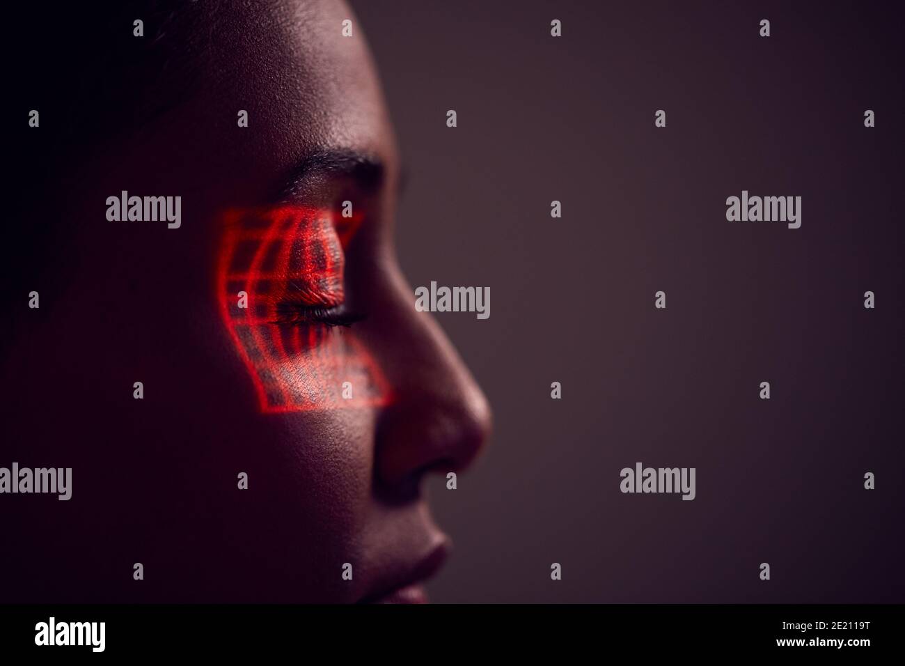 Reconocimiento facial concepto de Tecnología como la Mujer tiene Red Grid proyectada En Eye in Studio Foto de stock