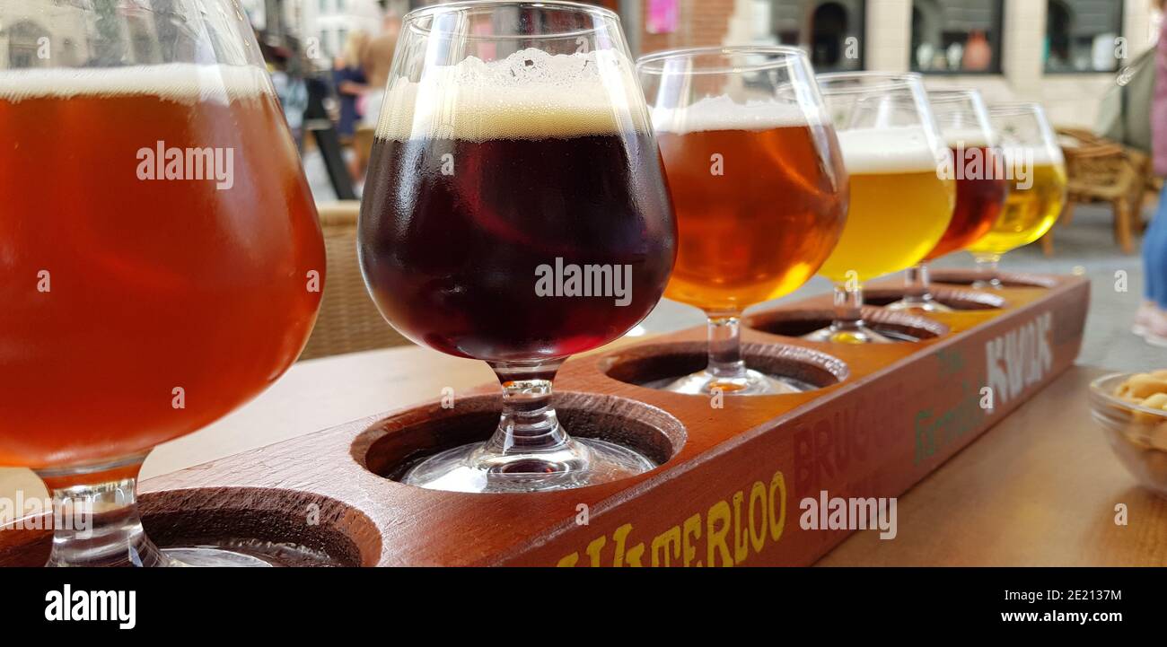 BRUGGE, BÉLGICA - Sep 16, 2018: Diversos soorten bier proeven in het centrum van de stad Brugge in Belgie. Traditie in de stad op een terrasje. Foto de stock