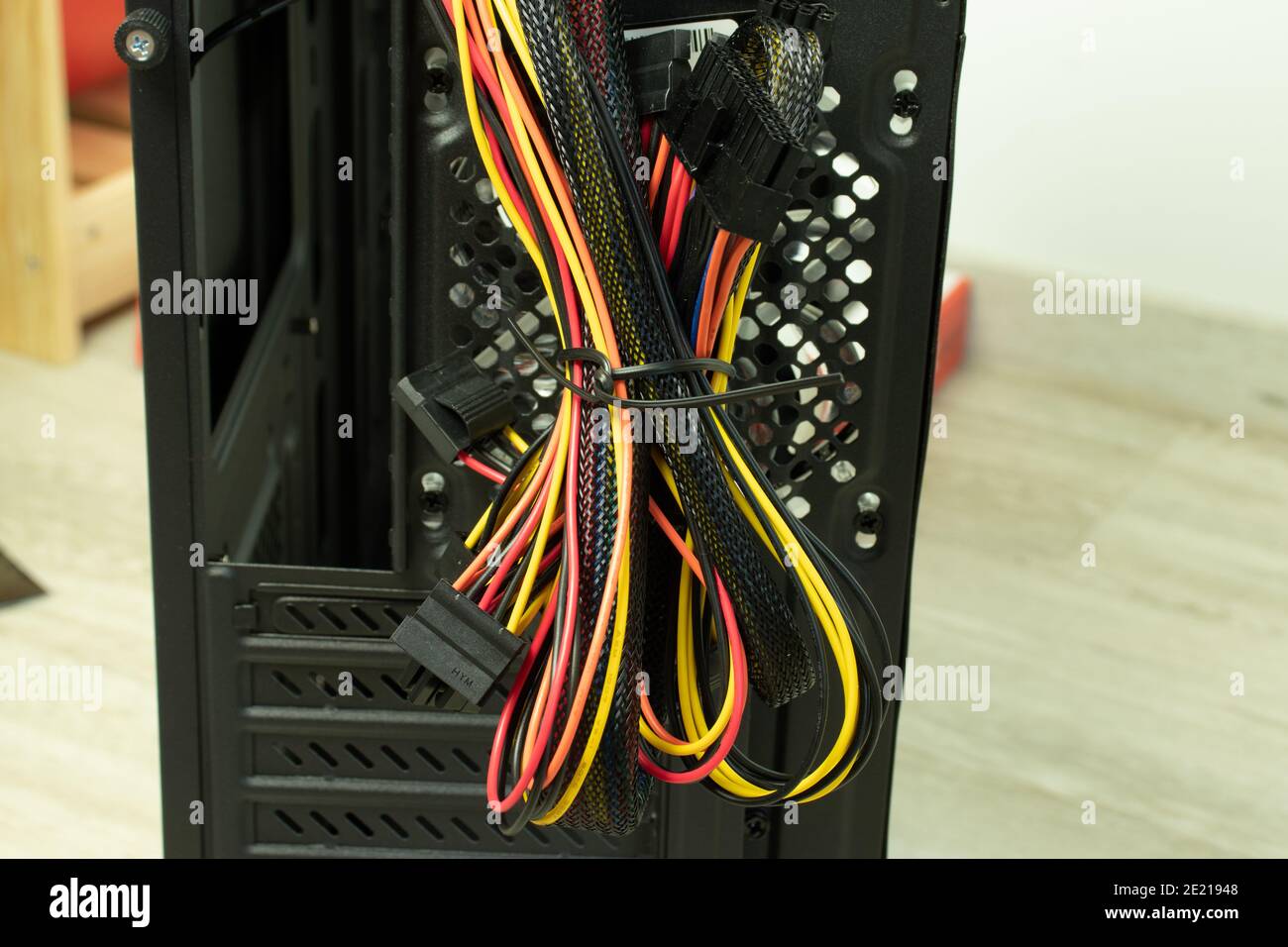 Durante ~ Misericordioso Rechazo Cables y cables de la fuente de alimentación para la conexión a los  componentes del ordenador. Gestión de cables y montaje de PC Fotografía de  stock - Alamy