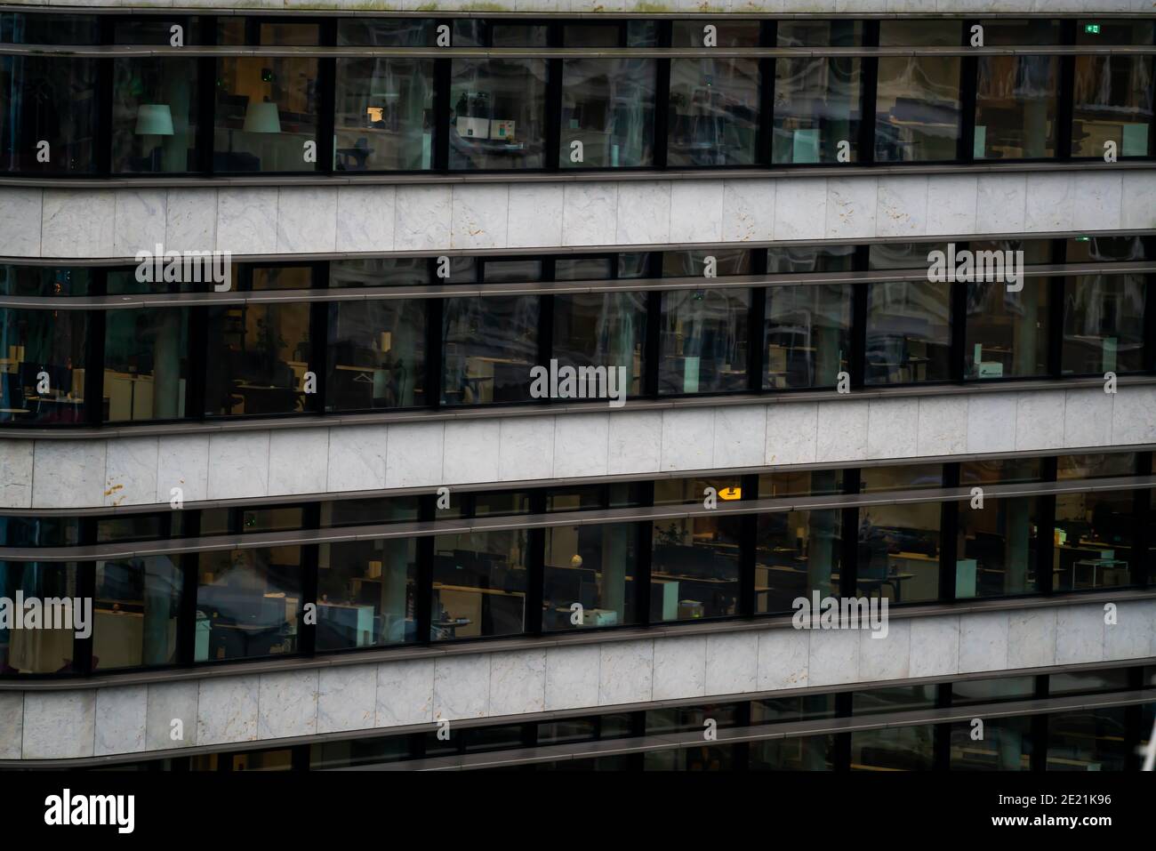 Oficinas a través de ventanas en un edificio de cooperación. Foto de stock