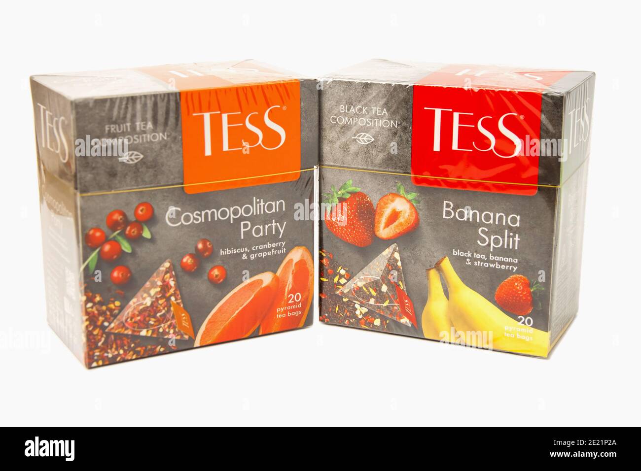 Krasnodar, Rusia-30 de diciembre de 2020: Paquetes de té de frutas de la  Marca TESS con bolsas de té aisladas sobre un fondo blanco. TESS es una  Marca rusa de té Fotografía