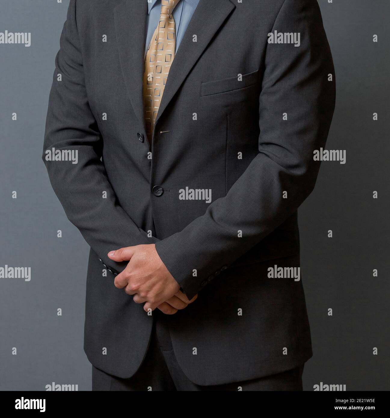 Primer plano de un hombre con un traje negro camisa azul y corbata marrón  claro - estilo de negocios Fotografía de stock - Alamy