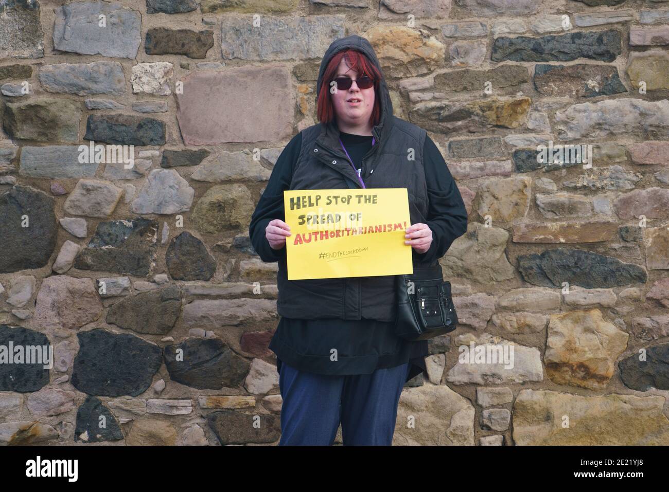 Edimburgo, Escocia, Reino Unido. 11 de enero de 2021. Un manifestante detenido en escenas violentas en una manifestación contra el bloqueo en el Parlamento escocés en Edimburgo hoy. Varios manifestantes participaron, pero una fuerte y agresiva presencia policial impidió la manifestación y planeó la marcha a Bute House. Durante el cierre nacional de Covid-19, tales protestas son ilegales y la policía aconsejó a la gente que no asistiera a la manifestación. Iain Masterton/Alamy Live News Foto de stock