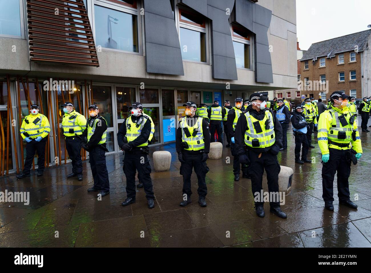 Edimburgo, Escocia, Reino Unido. 11 de enero de 2021. Un manifestante detenido en escenas violentas en una manifestación contra el bloqueo en el Parlamento escocés en Edimburgo hoy. Varios manifestantes participaron, pero una fuerte y agresiva presencia policial impidió la manifestación y planeó la marcha a Bute House. Durante el cierre nacional de Covid-19, tales protestas son ilegales y la policía aconsejó a la gente que no asistiera a la manifestación. Iain Masterton/Alamy Live News Foto de stock