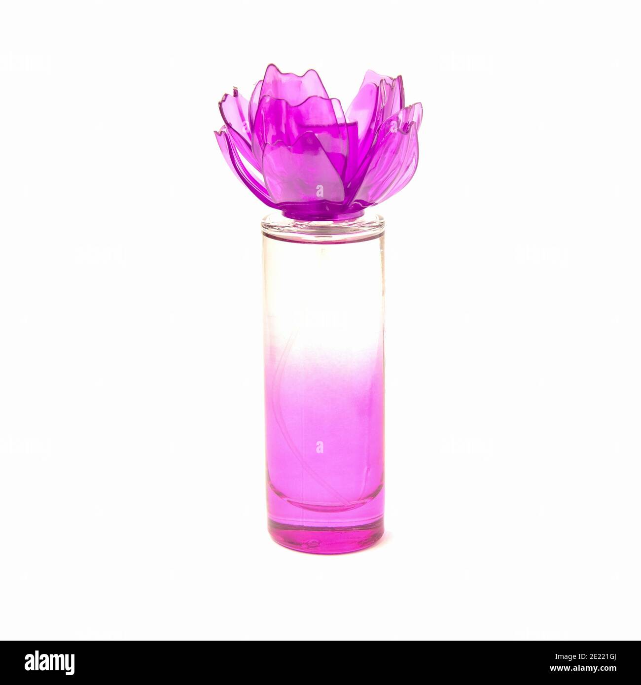 Mujeres perfume spray botella violeta con tapa de pétalos de flores  aisladas sobre un fondo blanco Fotografía de stock - Alamy