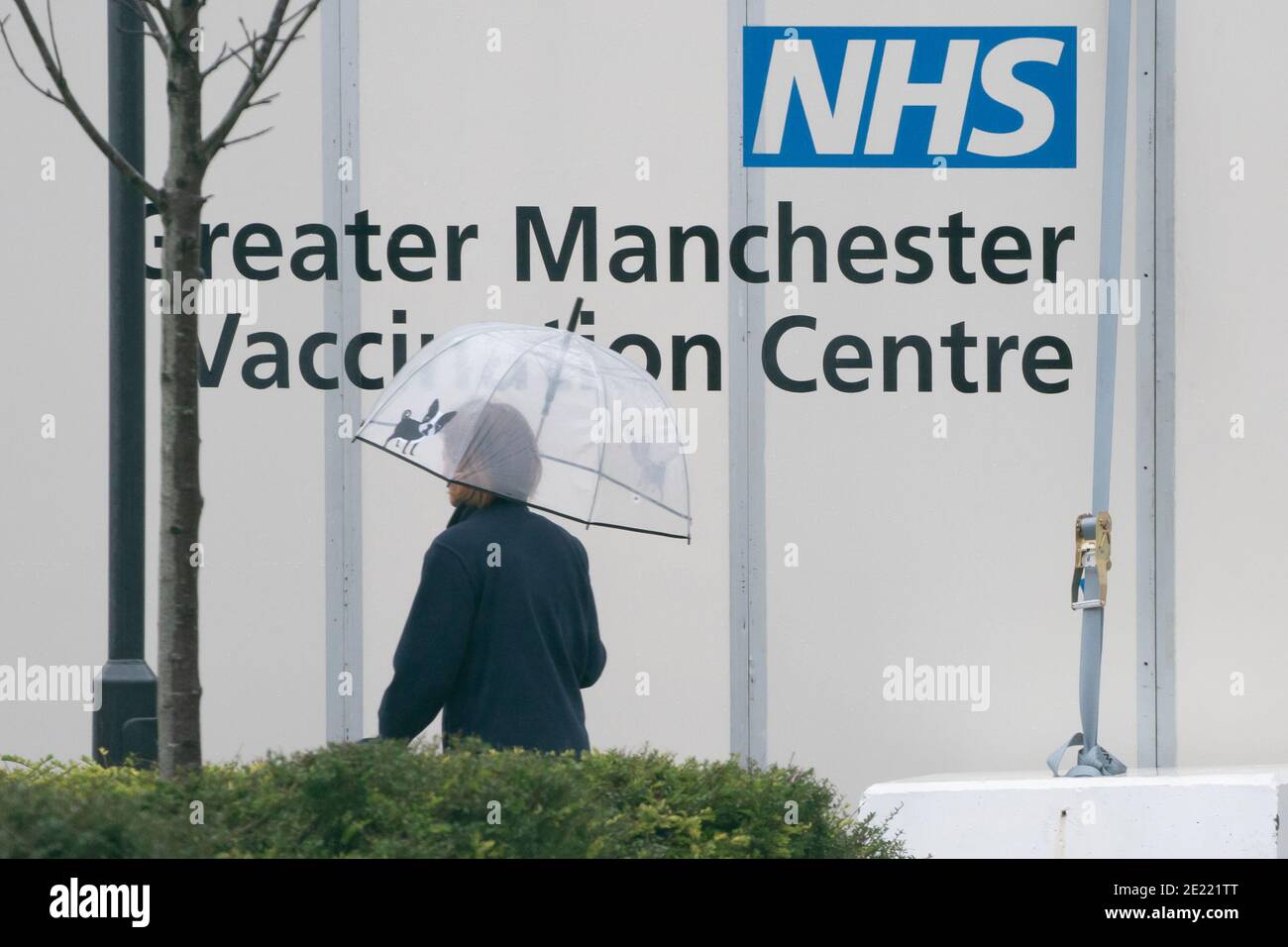Manchester, Reino Unido, 11 de enero de 2021. Los miembros del público llegan a un centro de vacunación en Manchester, ya que las pruebas masivas a nivel nacional comienzan en 5 centros de todo el país frente al Coronavirus, Manchester, Reino Unido. Foto de stock