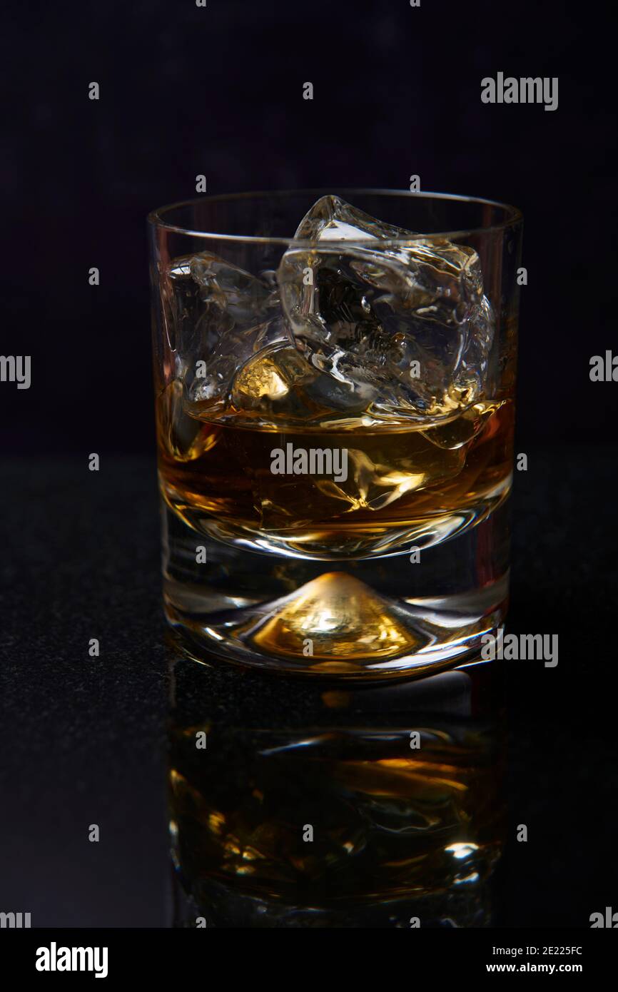 Cóctel de clavo oxidado una mezcla de whisky de Malta y Drambuie sobre  hielo Fotografía de stock - Alamy