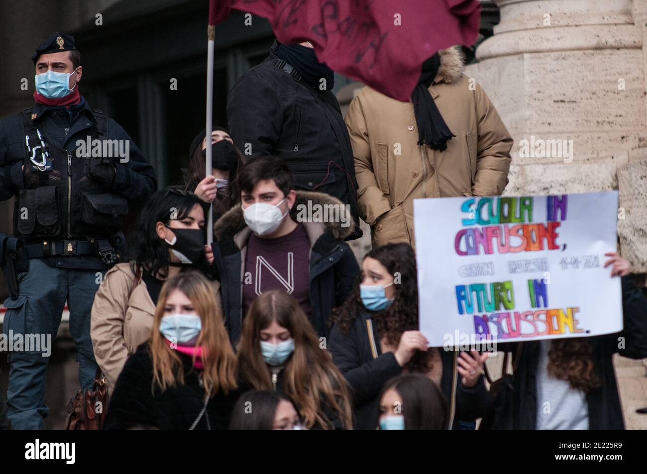 Un demostrador estudiantil muestra un cartel durante la  protesta.estudiantes de algunas escuelas secundarias de Roma realizaron una  manifestación frente al MIUR para manifestarse contra el Gobierno italiano  y la decisión de la