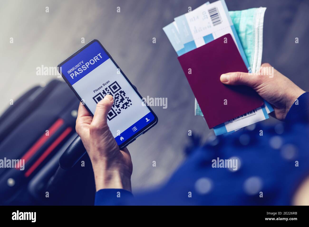 turista utilizando la aplicación de pasaporte de inmunidad en el teléfono móvil para viajar Foto de stock