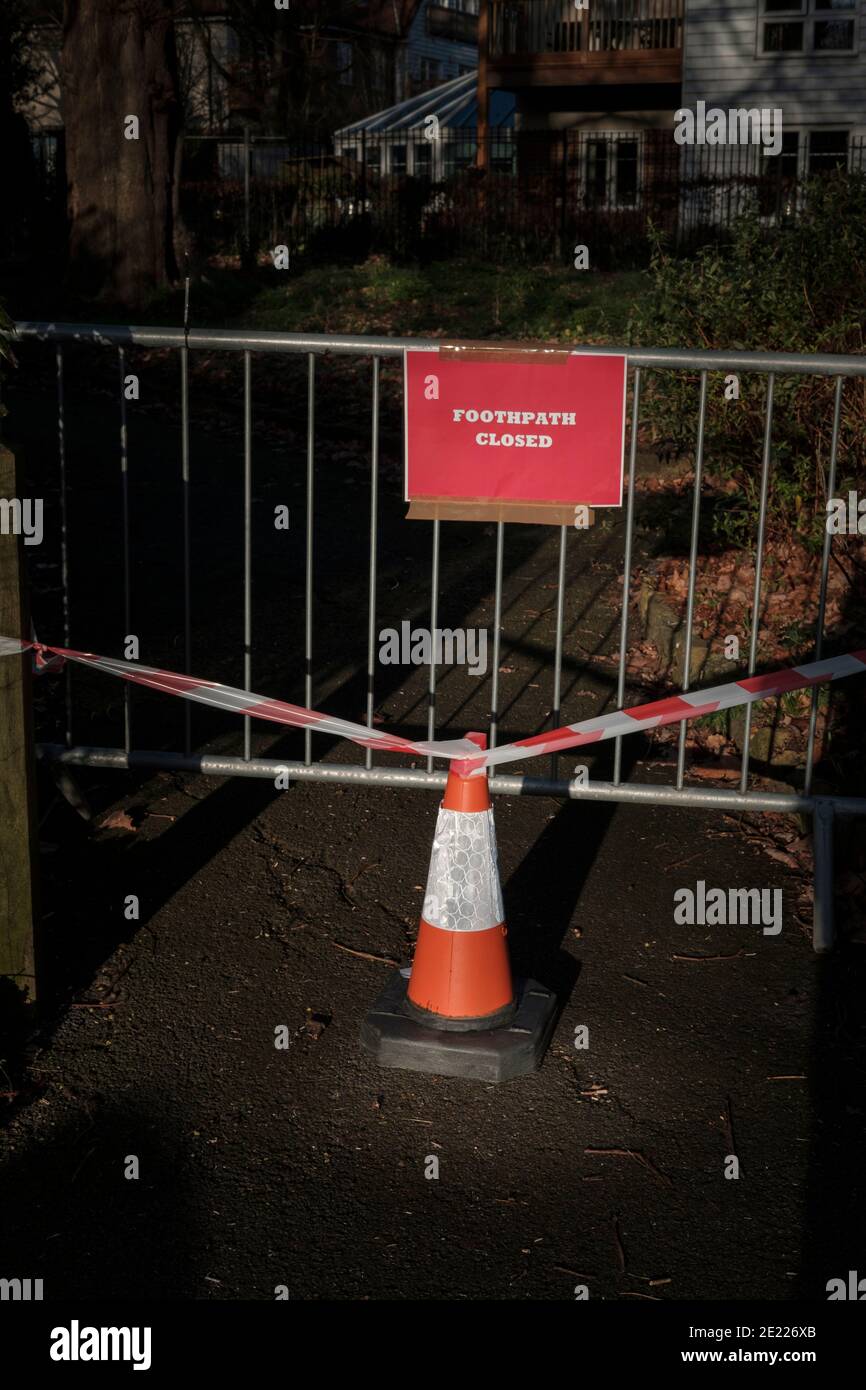 No hay entrada - señal de paso cerrado en el pavimento, Londres, Reino Unido Foto de stock