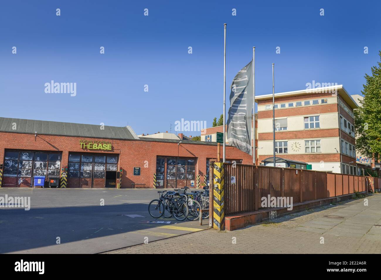 La base de fútbol de adidas, Uferhallen, Uferstrasse, Gesundbrunnen, Mitte,  Berlin, Deutschland Fotografía de stock - Alamy