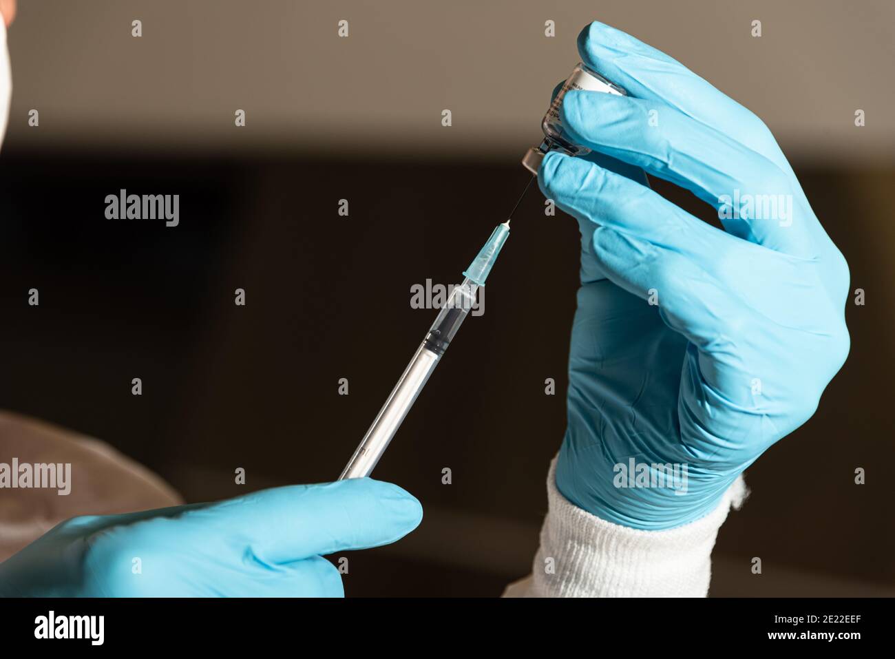 Die Impfbereitschaft gegen das Coronavirus in Deutschland steigt, die Impfzentren sind vorbereitet und nehmen Termine für die Impfung an. Foto de stock