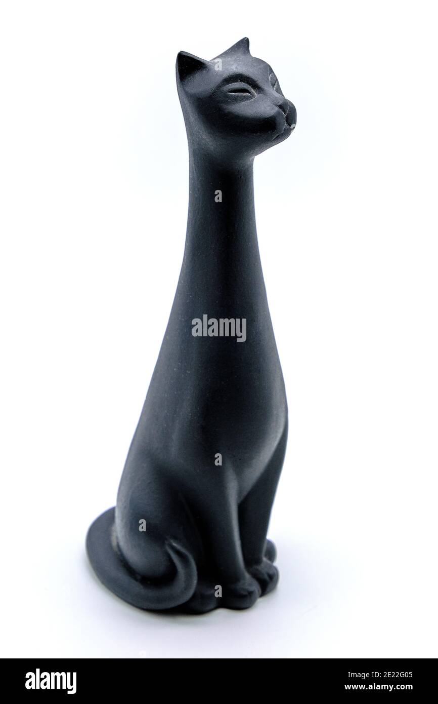 Estatuilla de un gato grande. Fondo blanco, aislar. Figura de un gato negro  de piedra Fotografía de stock - Alamy