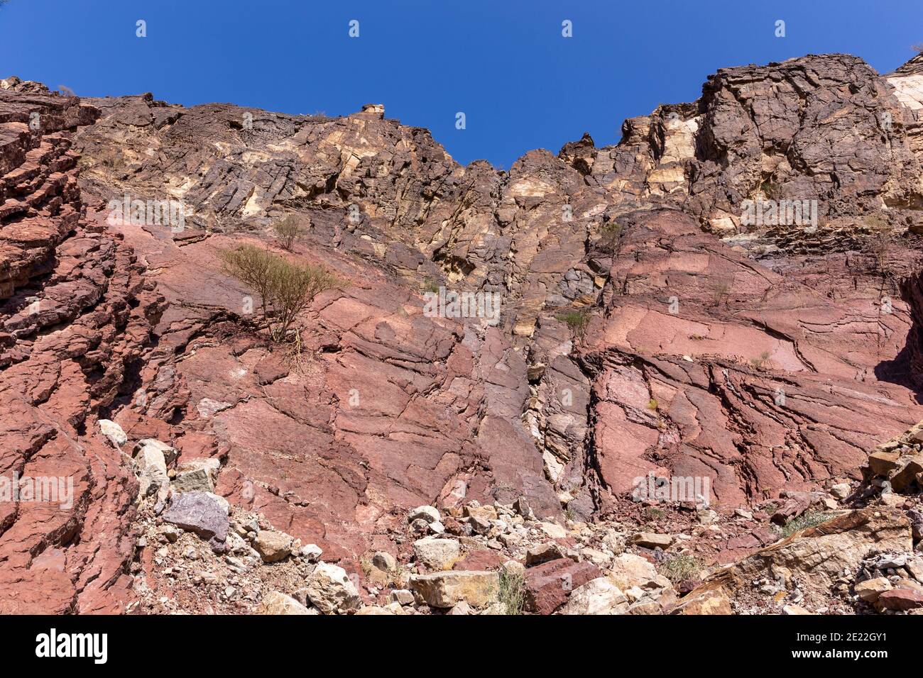 Formaciones rocosas de piedra caliza roja y dolomita en las montañas Hajar en la Península Arábiga, Emiratos Árabes Unidos, Hatta. Foto de stock