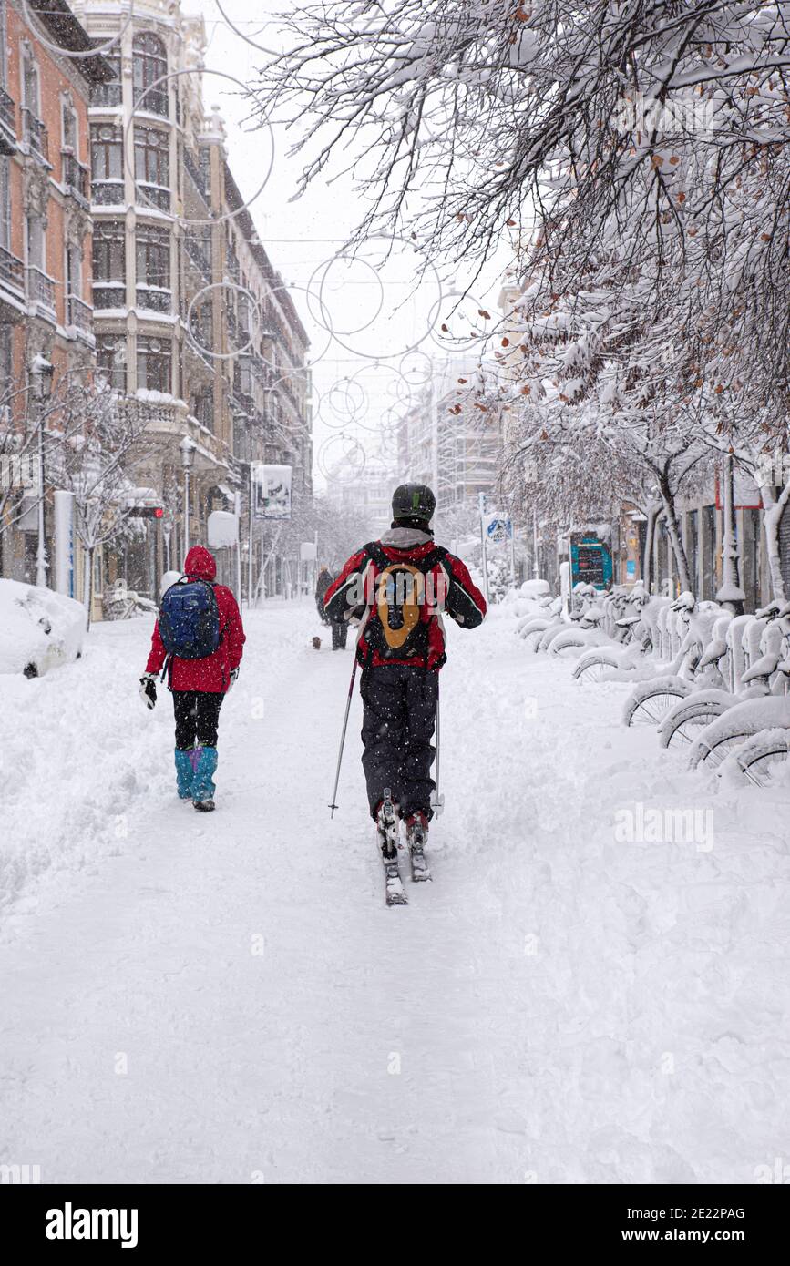 España, Madrid; 9 de enero de 2021: Tormenta de nieve 'Filomena' en el  centro de Madrid, gente esquiando en las calles Fotografía de stock - Alamy