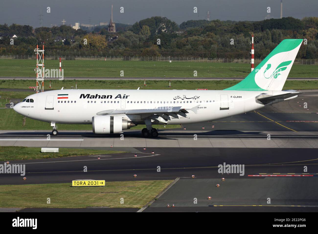 El Airbus aéreo iraní Mahan A310-300 con registro F-OJHH acaba de aterrizar en la pista 23L del aeropuerto de Dusseldorf. Foto de stock