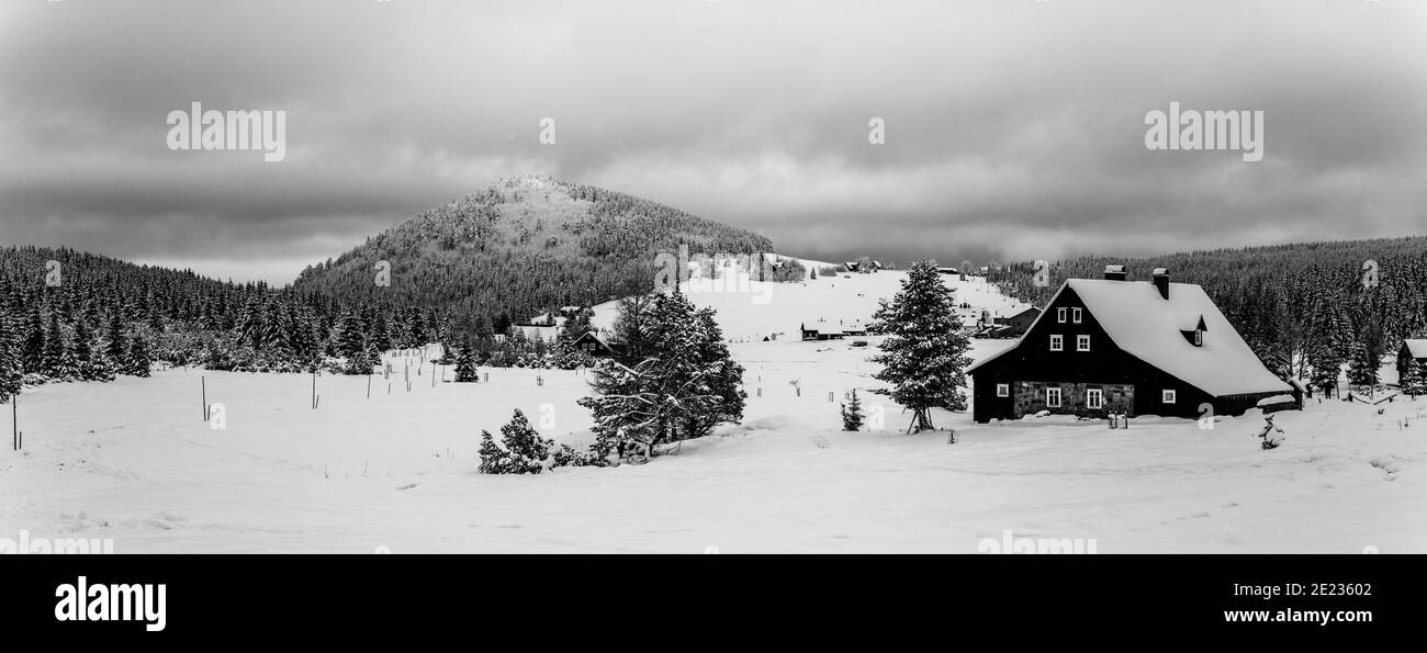 Jizerka Village y Bukovec Mounain en invierno. Montañas de Jizera, República Checa. Imagen en blanco y negro. Foto de stock