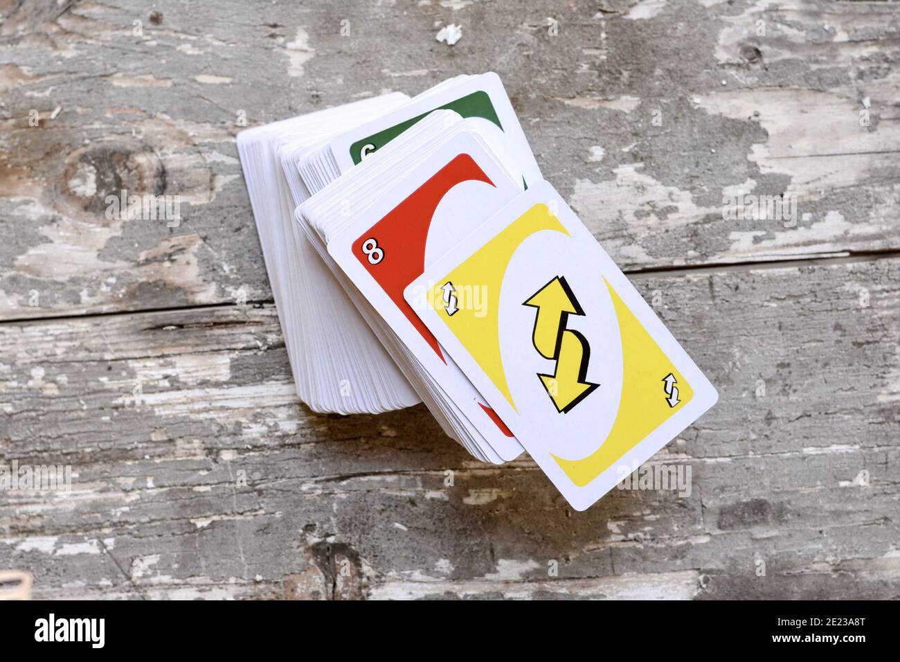 ternopil, ucrânia - 15 de maio de 2022, muitos cartões de jogo uno  coloridos em fundo dourado. uno é um jogo de cartas americano do tipo  derramamento que é jogado com um