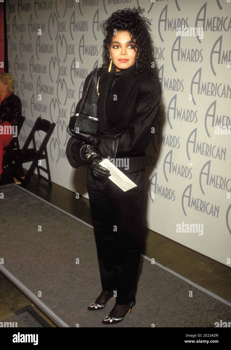 Janet Jackson asiste a los 14º Premios anuales de Música Americana el 26 de  enero de 1987 en el Auditorio Shrine en los Angeles, California crédito:  Ralph Domínguez/MediaPunch crédito: Ralph Domínguez/MediaPunch Fotografía