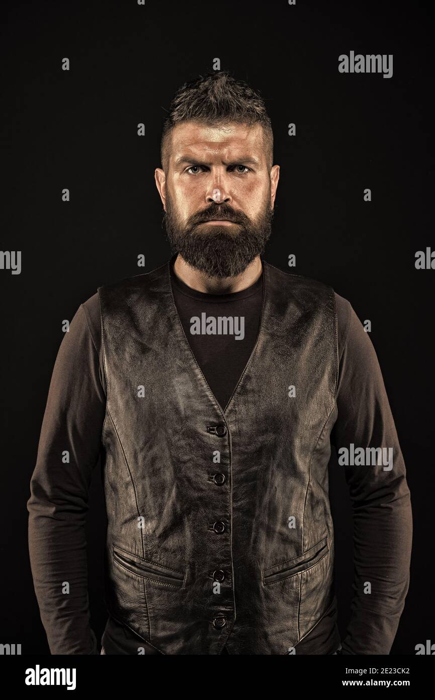Cara madura estricta. Cabello facial. Cara macho. Cara guapa. Modelo de  moda. Hombre con barba en ropa de cuero negro. Hombre seguro y brutal  estilo negro de fondo. Concepto de peluquería de