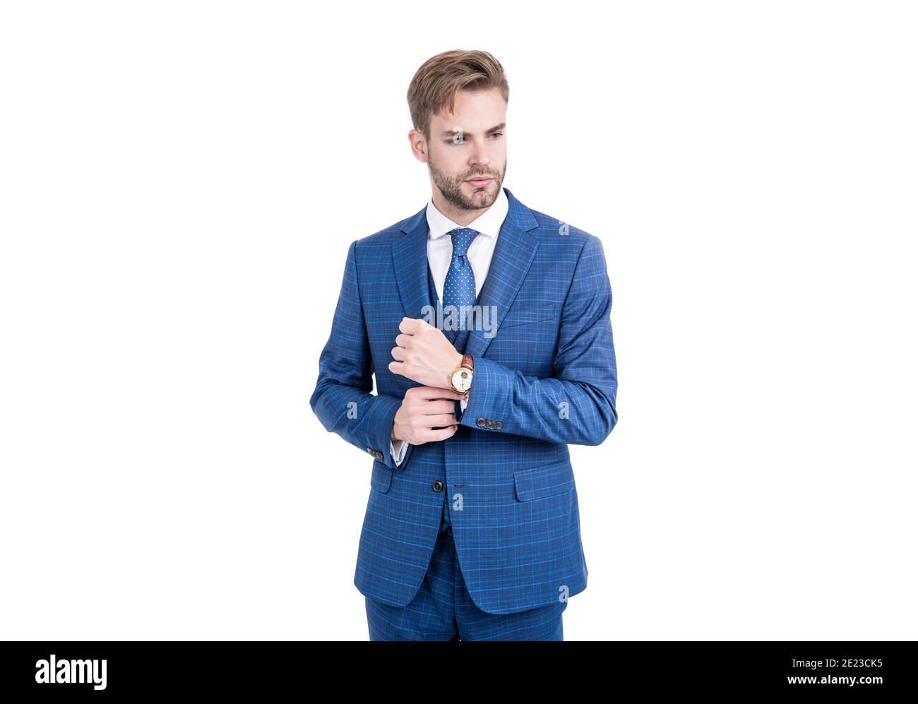 joven agente inmobiliario fijar botón de manga vestir traje azul marino de  moda en el negocio de estilo formal aislado en blanco, outfitting  Fotografía de stock - Alamy