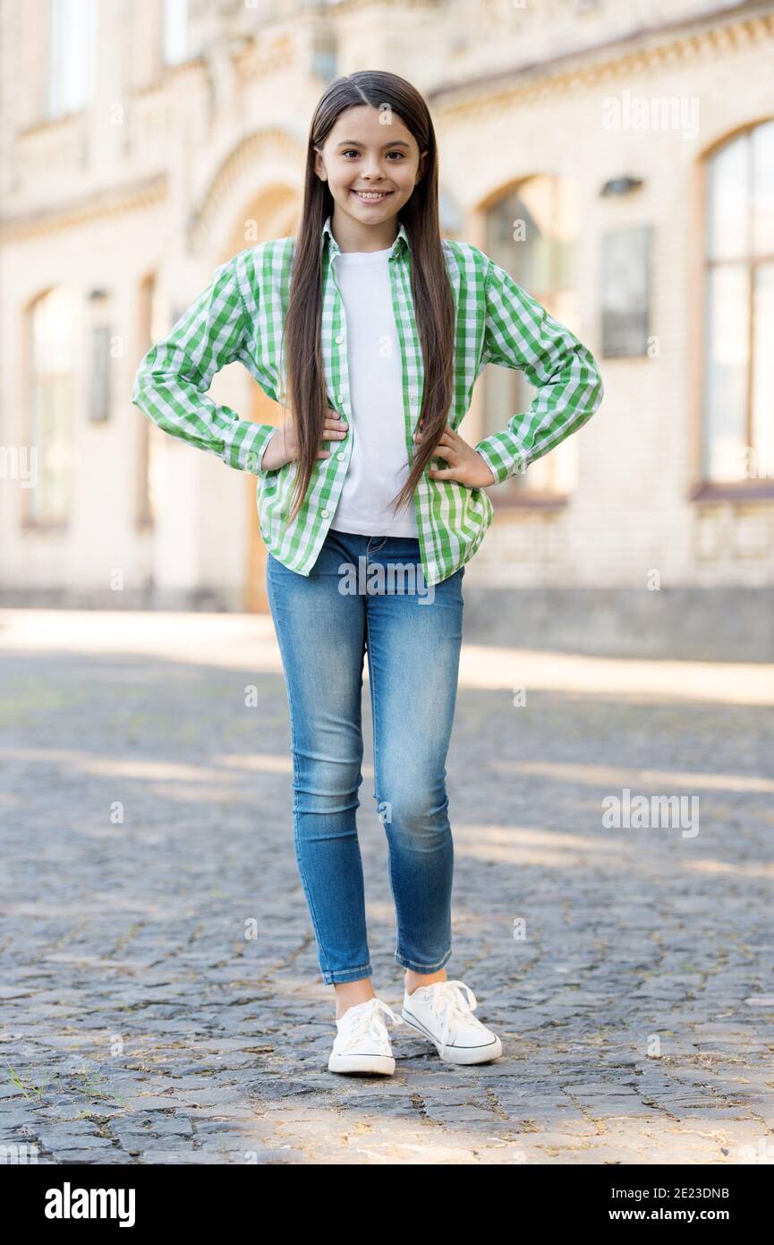 Look informal. Niño pequeño mantener las manos en las caderas al aire  libre. Con estilo informal. Ropa de moda para niños. Moda ropa urbana. Ropa  de uso diario. Sin comprometer la comodidad