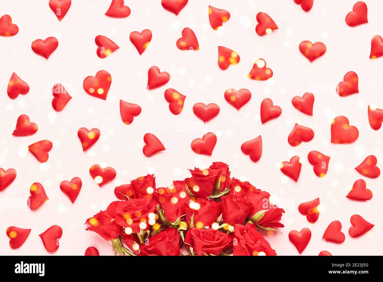 Concepto del día de San Valentín. Corazones rojos y rosas rojas sobre fondo rosa. Lay plano Foto de stock