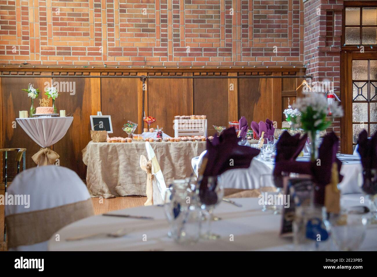 Una novia ha decorado la sala de banquetes del Newcastle Community Hall para su boda con hermosas decoraciones de bricolaje, listo para finalmente disfrutar de su grande Foto de stock