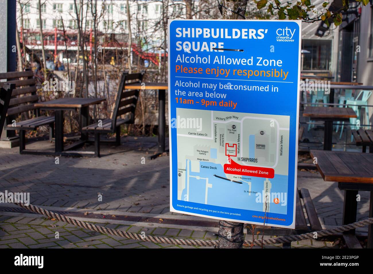 North Vancouver, British-Columbia / Canadá - 12/14/2020: En el bajo Lonsdale la Plaza del constructor de buques, un área se convierte en una zona permitida por el alcohol Foto de stock